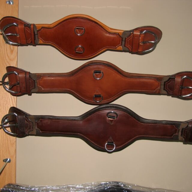 Western saddle girths horizontal